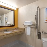 Двухместный (Двухместный номер с 2 двуспальными кроватями и безбарьерной душевой - Подходит для гостей с ограниченными физическими возможностями/наруш) отеля Days Inn by Wyndham Miami International Airport, Майами