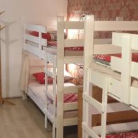 Семейный (Шестиместный номер с общей ванной комнатой) хостела Hedonist Hostel, Белград