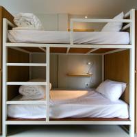 Номер (Односпальная кровать в 8-местном общем номере) хостела CHERN Hostel, Бангкок