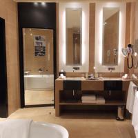 Сьюит (Полулюкс) отеля The Torch Doha, Доха