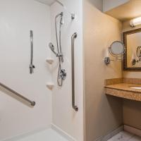 Сьюит (Люкс с кроватью размера «king-size» - с безбарьерной душевой, подходит для гостей с ограниченными физическими возможностями) отеля Best Western Plus Henderson Hotel, Лас-Вегас