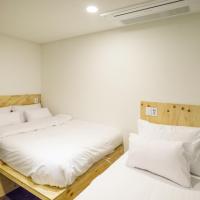 Трехместный (Стандартный трехместный номер) хостела Step Inn Myeongdong 2, Сеул