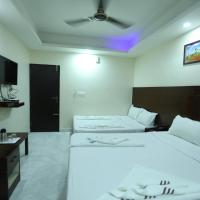 Четырехместный (King Room with Two King Beds (A/C)) отеля Hotel R R International, Бангалор