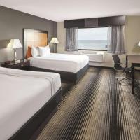 Четырехместный (Номер с 2 кроватями размера "queen-size" и видом на озеро) отеля Best Western Plus Hyde Park Chicago Hotel, Чикаго