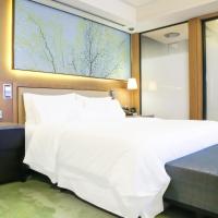 Двухместный (Club lounge access, Larger Guest room, 1 King, City view) отеля The Westin Qingdao, Циндао