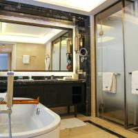 Двухместный (Club lounge access, Larger Guest room, 1 King, City view) отеля The Westin Qingdao, Циндао