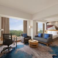 Сьюит (Junior Suite with 1 Queen Bed with 2 way airport transfers) отеля Novotel Hyderabad Convention Center, Хайдарабад