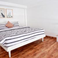 Четырехместный (Четырехместный номер с балконом) гостевого дома The Sloth Bali, Чангу