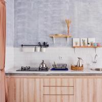 Сьюит (Люкс с кроватью размера «king-size» и балконом) гостевого дома The Sloth Bali, Чангу