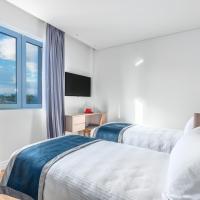 Семейный (Семейный номер с балконом) отеля Glyfada Riviera Hotel, Афины