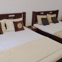 Трехместный (Superior AC triple Room with Shared Bathroom) отеля Carlton Hotel, Мумбай