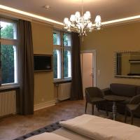 Сьюит (Улучшенный люкс) отеля Schlosshotel Kommende Ramersdorf, Бонн