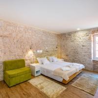 Двухместный (Двухместный номер с двуспальной кроватью и дополнительной кроватью) гостевого дома Idassa Atrium, Задар