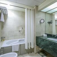 Двухместный (Номер с кроватью размера «queen-size» — Для некурящих) отеля Crowne Plaza Abu Dhabi, Абу-Даби