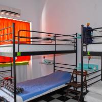 Номер (Кровать в общем 6-местном номере для мужчин и женщин) хостела Chameleon Youth Hostel, Афины