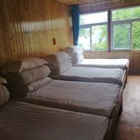 Четырехместный (Четырехместный номер с видом на горы) хостела Walnut Garden Youth Hostel, Шангри-Ла (Тибет)