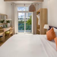 Двухместный (Номер Делюкс с кроватью размера «king-size» и балконом, вид на бассейн/город) курортного отеля Risemount Resort Danang, Дананг