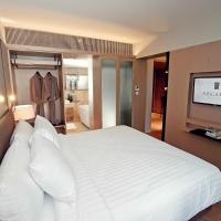 Сьюит (Улучшенный люкс с 1 спальней) отеля Arcadia Suites Ploenchit Sukhumvit by Compass Hospitality, Бангкок