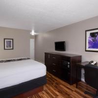 Двухместный (King Room with Mobility/Hearing Impaired Access - Non-Smoking) отеля La Quinta by Wyndham Orlando Universal area, Орландо