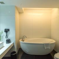 Двухместный (Люкс "Armani") отеля Merlynn Park Hotel, Джакарта