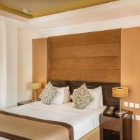 Двухместный (Номер с балконом и видом на место проведения фестиваля Перахера) отеля Kandy City Hotel, Канди