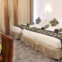 Трехместный (Улучшенный трехместный номер с видом на бассейн) отеля Hotel Sunray, Канди