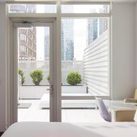 Двухместный (Полулюкс First Class с кроватью размера «king-size» и террасой) отеля YOTEL New York Times Square, Нью-Йорк