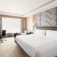 Двухместный (Escape to your Urban Oasis Staycation Package - Tower Wing Deluxe Room) отеля Edsa Shangri-La, Manila, Манила