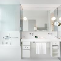 Двухместный (Номер SO Cosy с кроватью размера «queen-size», вид на колесо обозрения) отеля Sofitel Vienna Stephansdom, Вена