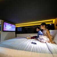 Четырехместный (Deluxe Quadruple Room with Gaming PC) отеля Yes Chinatown Point Hotel, Сингапур (город)