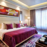 Двухместный (Club Queen Room - Non-Smoking with Happy Hours (1+1),15% Discount on F&B,INR 500 Spa Credit, Early check-in for 03 Hours and Late checkout for 03 Hours) отеля Ramada Gurgaon Central, Гургаон