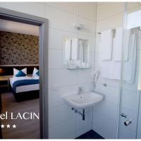 Семейный (Cемейный номер с собственной ванной комнатой) отеля Hotel LACIN, Нюрнберг