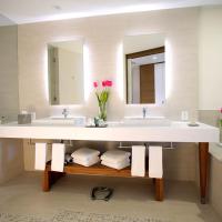 Двухместный (Номер Делюкс с кроватью размера «king-size») курортного отеля Hilton Puerto Vallarta Resort - Все включено, Пуэрто-Вальярта