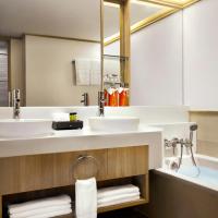 Четырехместный (Номер Делюкс «Гранд» с кроватью размера «king-size») отеля Amari Watergate Bangkok, Бангкок