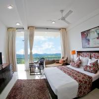 Двухместный (Super Deluxe Room with Balcony and the Mountain View) отеля Romance Hills Hotel, Канди