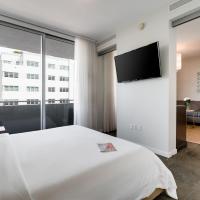 Четырехместный (Люкс с 1 спальней и балконом - Вид на океан) отеля Boulan South Beach, Майами-Бич