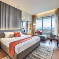 Трехместный (Premium Room City View King Bed) отеля The Gateway Hotel EM Bypass Kolkata, Калькутта