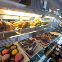 Двухместный (Улучшенный двухместный номер с 1 двуспальной или 2 отдельными кроватями и видом на Старый город) отеля Go Hotel Shnelli, Таллин