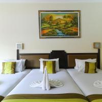 Трехместный (Стандартный трехместный номер) отеля The Flora Kuta Bali, Кута