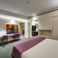 Сьюит (Семейный люкс с 3 спальнями и видом на лагуну + скидка 20% на еду и напитки) отеля Royal Tulip The Act, Шарджа