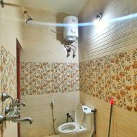 Двухместный (Двухместный номер с 1 кроватью или 2 отдельными кроватями и собственной ванной комнатой) семейного отеля Anukampa Paying Guest House, Агра