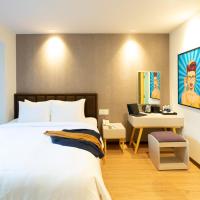 Двухместный (Grand Deluxe Queen City View with Rooftop Pool) отеля Ngoc Ha Hotel Saigon - District 1, Хошимин