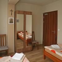 Семейный (Семейный номер с ванной комнатой) семейного отеля Dom Pielgrzyma, Торунь