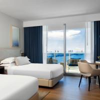 Двухместный (Двухместный номер «Премьер» с 2 двуспальными кроватями и видом на город, душ оборудован для гостей с ограниченными физическими возможност�) курортного отеля Kimpton EPIC Hotel, an IHG Hotel, Майами