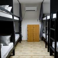 Номер (Кровать в общем 8-местном номере для мужчин и женщин) хостела Crazy Bears Hostel, Моалбоал