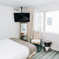 Двухместный (Улучшенный номер с кроватью размера «queen-size») отеля The Redbury South Beach, Майами-Бич