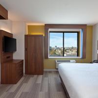 Сьюит (Люкс с кроватью размера «king-size») отеля Holiday Inn Express Los Angeles LAX Airport, an IHG Hotel, Лос-Анджелес