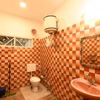 Двухместный (Double Room with Private Bathroom - 3 Hours Early Check-in or Late Check out, Working Space, High Speed Wi-Fi) хостела goStops Varanasi (Stops Hostel Varanasi), Варанаси