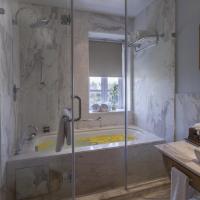 Двухместный (Premium Room Twin Bed with 15% off on Food and Soft Beverages, Happy Hours (Buy 1 & Get 1) on select menu at InSomnia) отеля Vivanta by Taj Ambassador, Нью-Дели