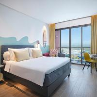 Двухместный (Premium Queen Room with Balcony and Sea View) отеля ibis Styles Vung Tau, Вунгтау